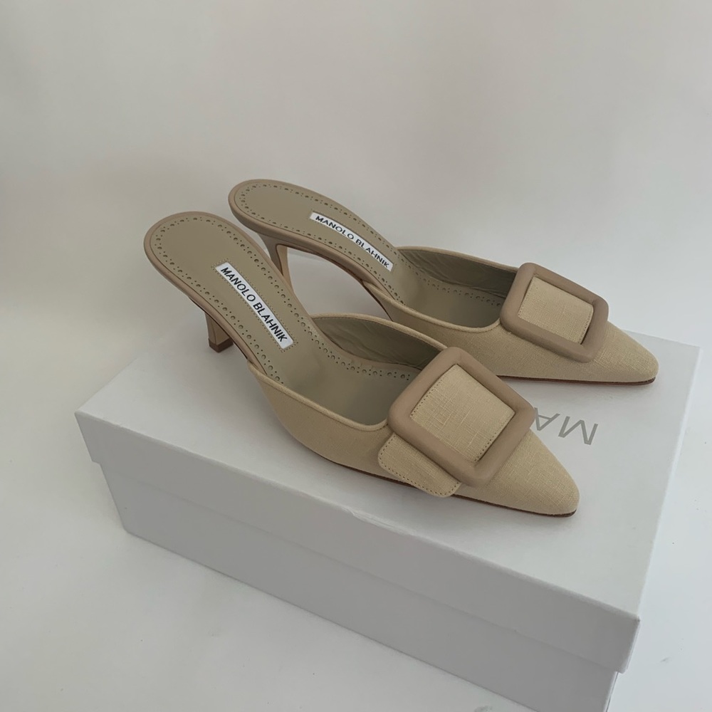 Manolo Blahnik Maysale Linen (37) New with box